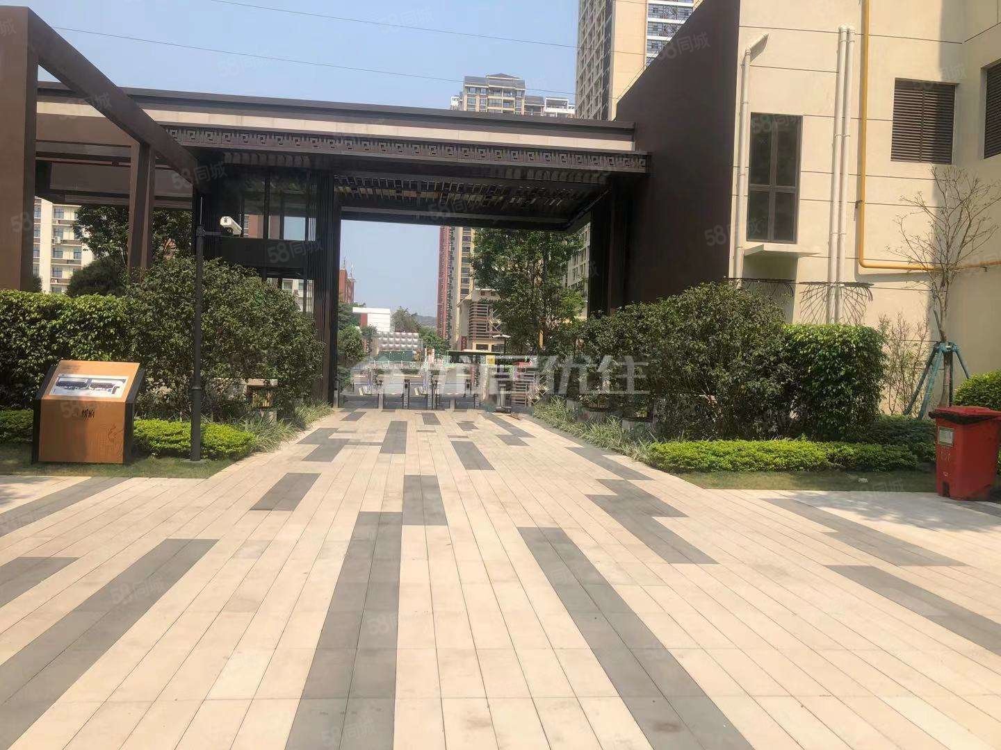 万科悦府精装地铁口92平3房2厅2卫急出售环境优美