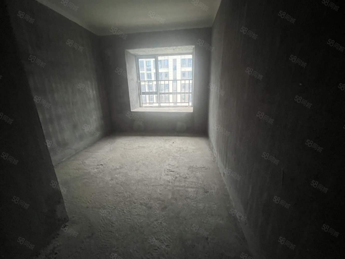 高安润达国际城3室2厅2卫127㎡南北88万