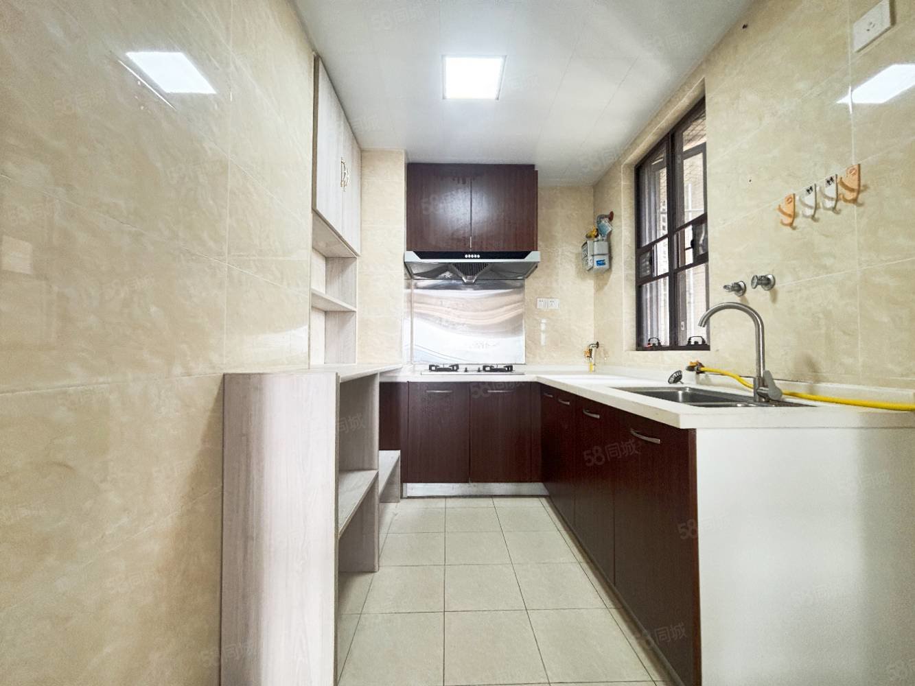 保利大都会3室2厅2卫100㎡南北67万