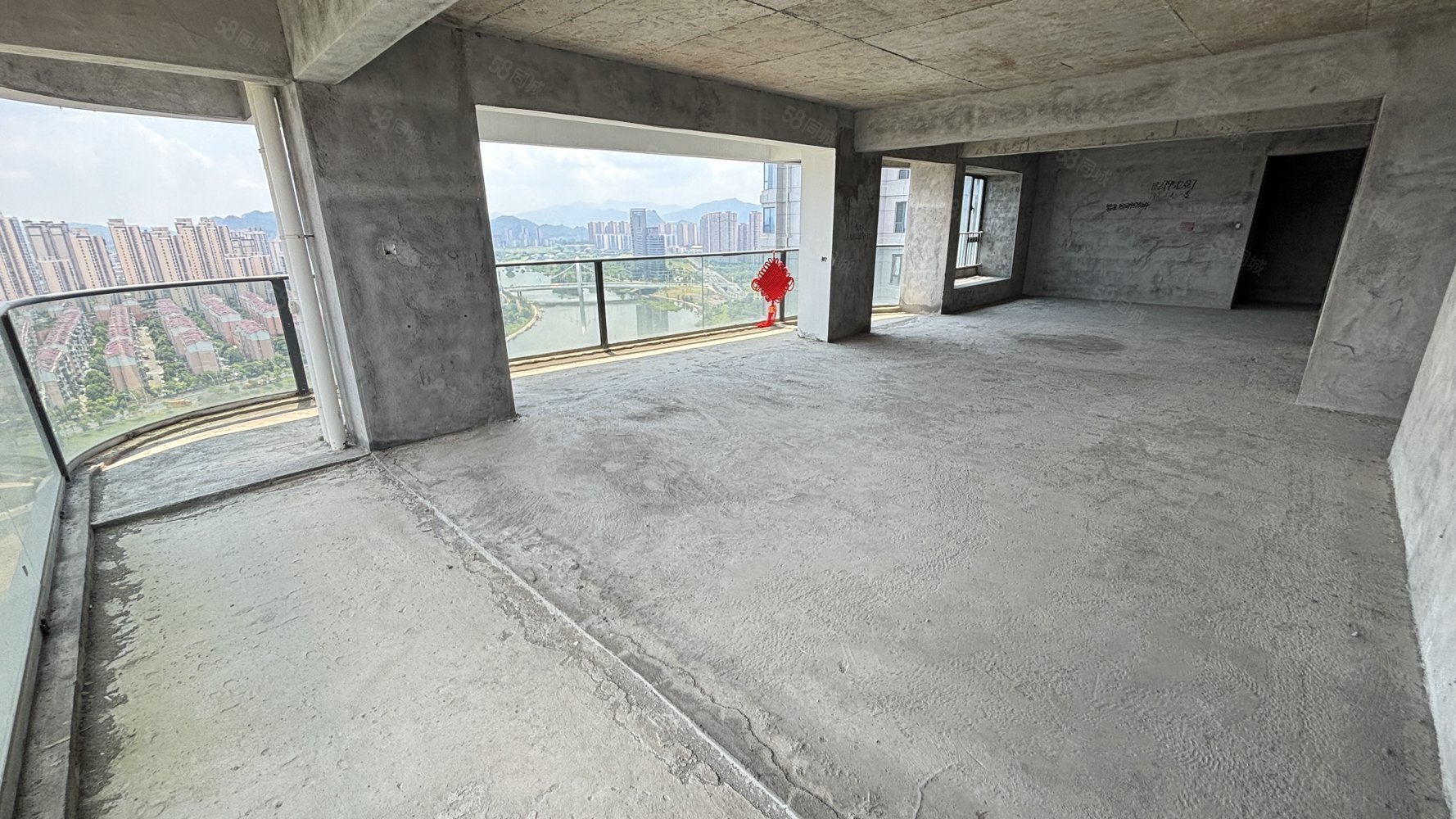 天秀湾5室2厅4卫254㎡南北268万