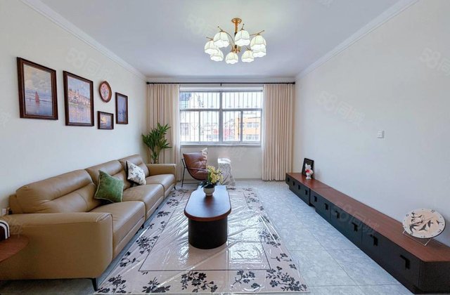 市中心铁塔商场，单价五千，精装大三室双卫，138平79万。