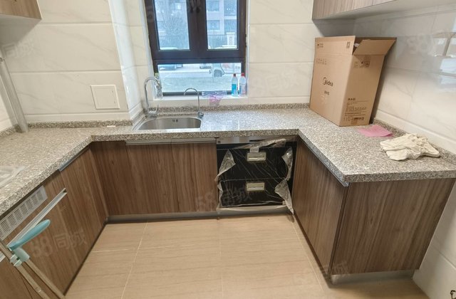 单价八千多 碧桂园翡丽湾 大四居 送车位 有钥匙