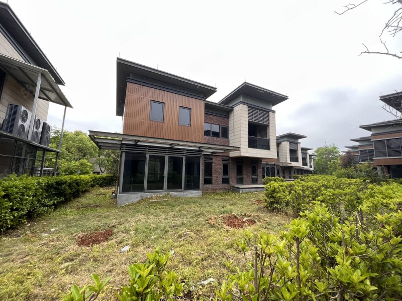 灵峰山庄4室2厅5卫190㎡南189万