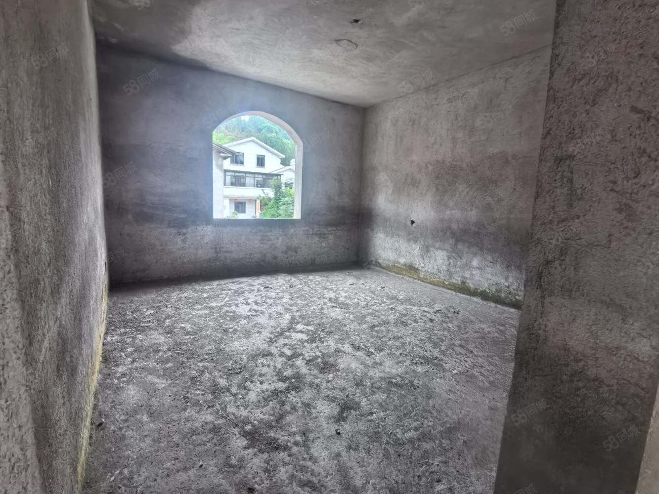 袁山西路别墅8室3厅3卫260㎡南北169万