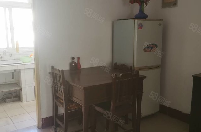 明星小区有电梯三楼，户型好送储藏室