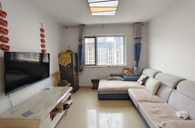 高新区先锋翡翠湾电梯中间楼层 三室 储藏室