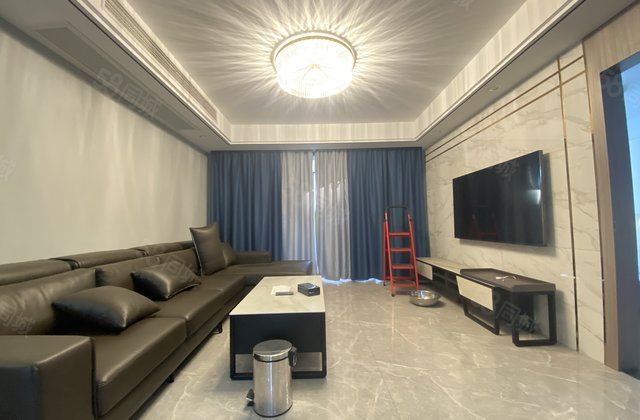 画家村七十年产权别墅,六房三室两卫自带车位,面院子30平