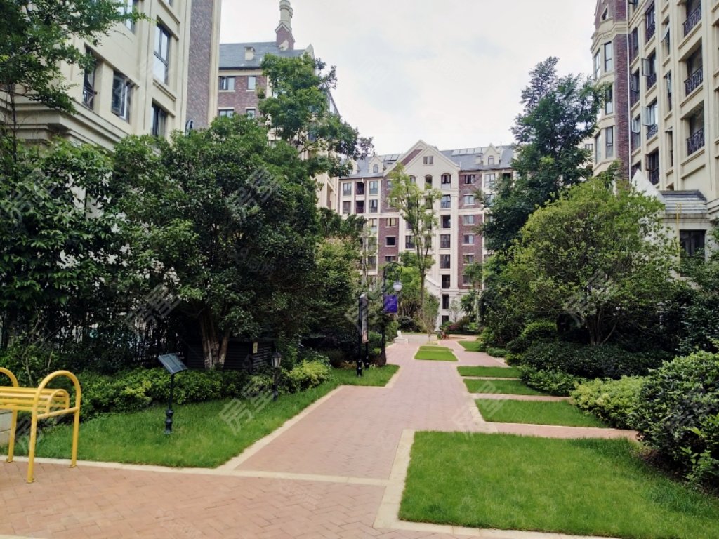 俊发九夏云水4室2厅3卫210.41㎡南北550万