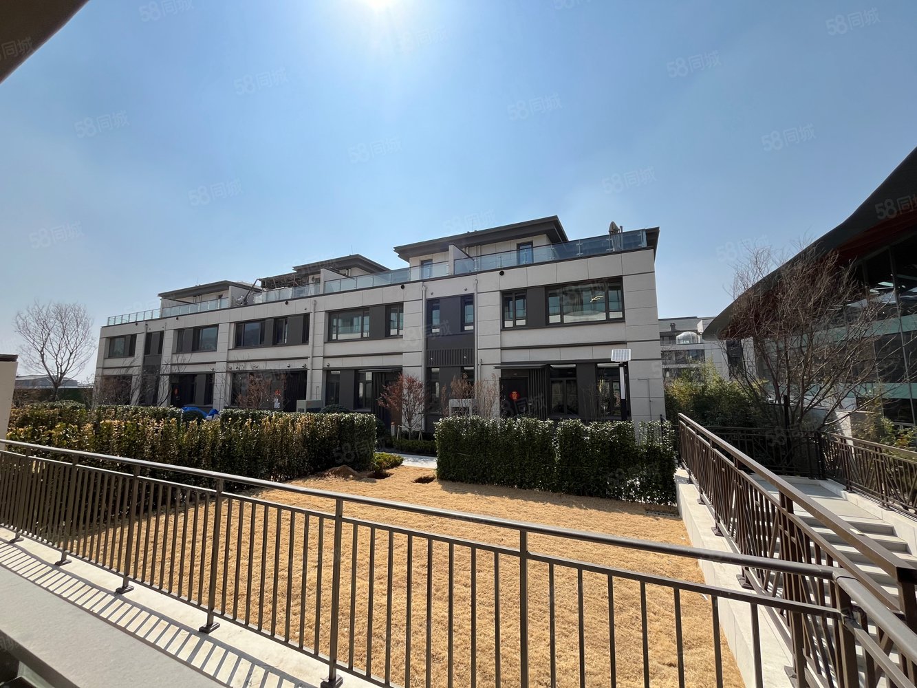 环山路联排居墅送挑高负一送院子送露台国悦山山和院子