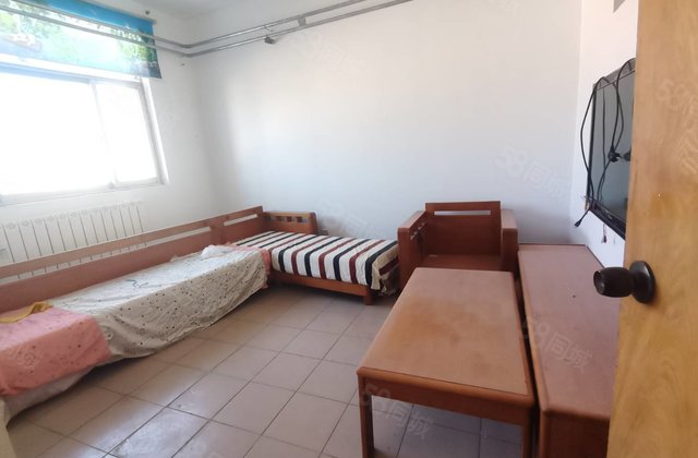 老文轩，实验  一墙之隔