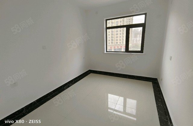 公园旁，中央帝景，小高层中间楼层。免大税带车位储藏室