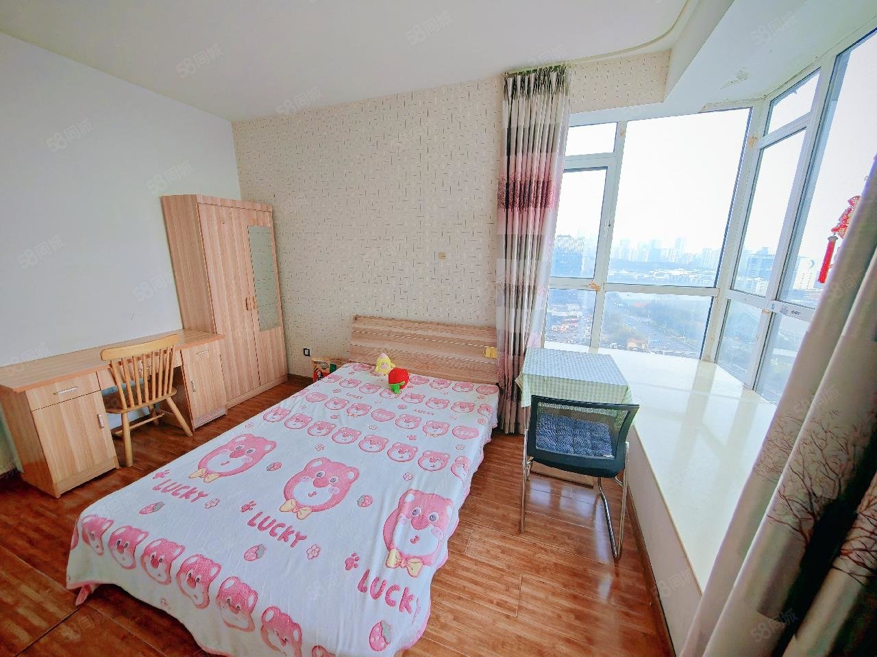 合租｜独卫南卧可看海，石油大学，青铁广场附近，空间大，视野好拎包住