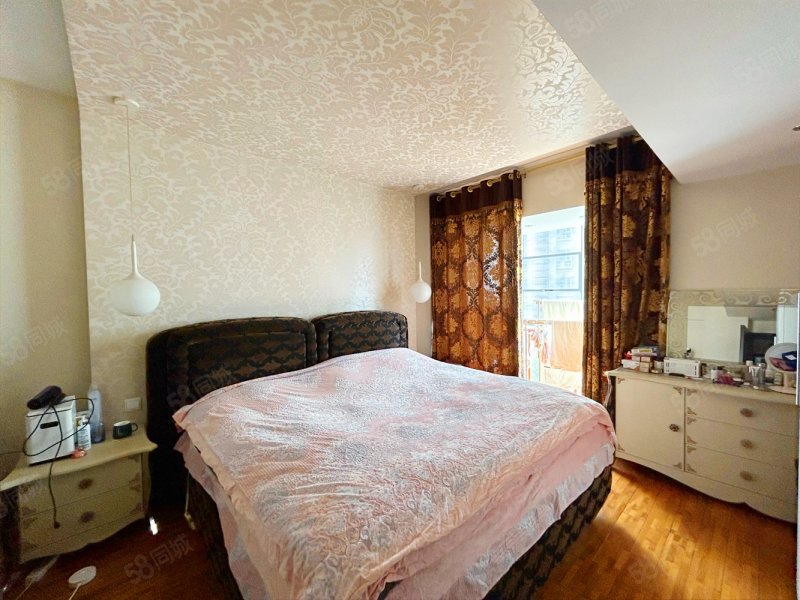 万达广场旁精装修跃层5室一梯两户南北通透环境优美绿化好