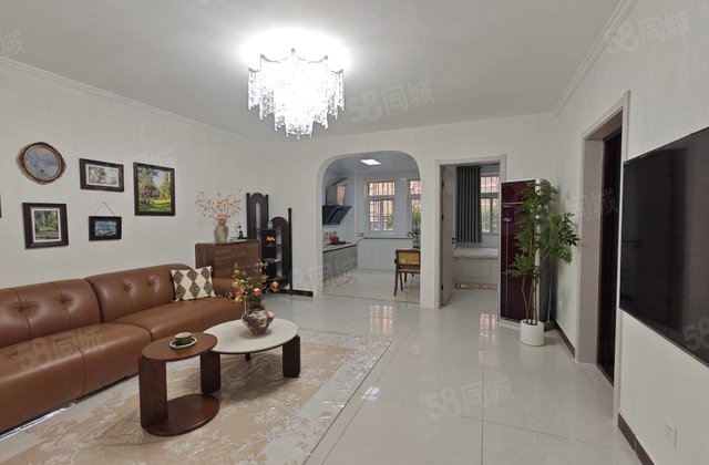 一楼带院 精装 三室 香格里小镇 次新小区 可拎包入住