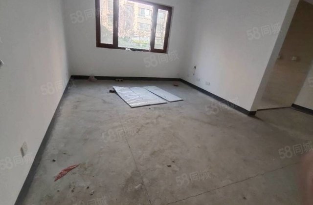 一楼带院三室两厅两卫  出行方便高档小区