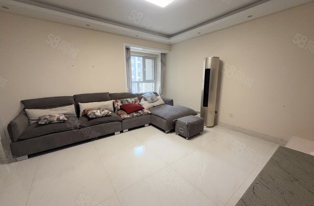 万达旁 阿卡四期 精装三室  拎包入住 随时看房 水晶城