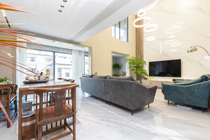 急售复式电梯洋房 双层室内能跑步 精装挑空6米 全屋家具家电