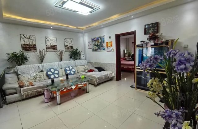 ，香江附近运河庭院电梯房中间楼层，三室干净拎包住。