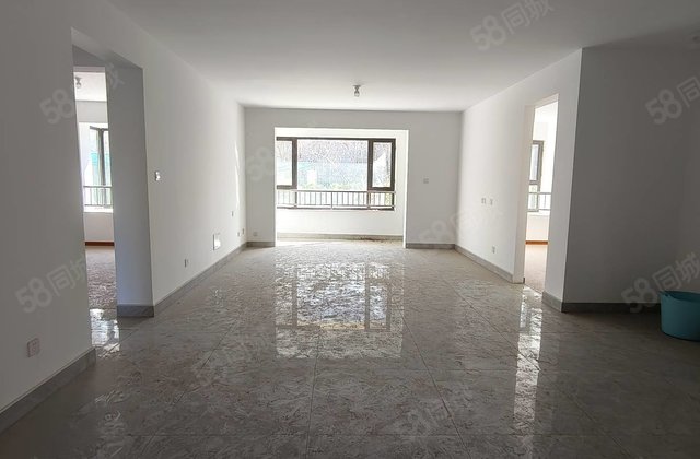 新出三叶草户型小高层，一楼带院带车位，随时看房。6