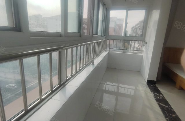 市医院 中央公馆四室新房 有车位储藏室免大税有钥匙