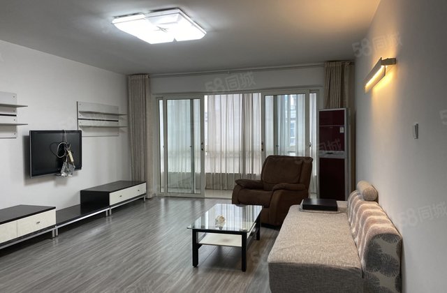 电梯手续正在办理,楼道业主已签完字,另外赠送10平方超大阳台