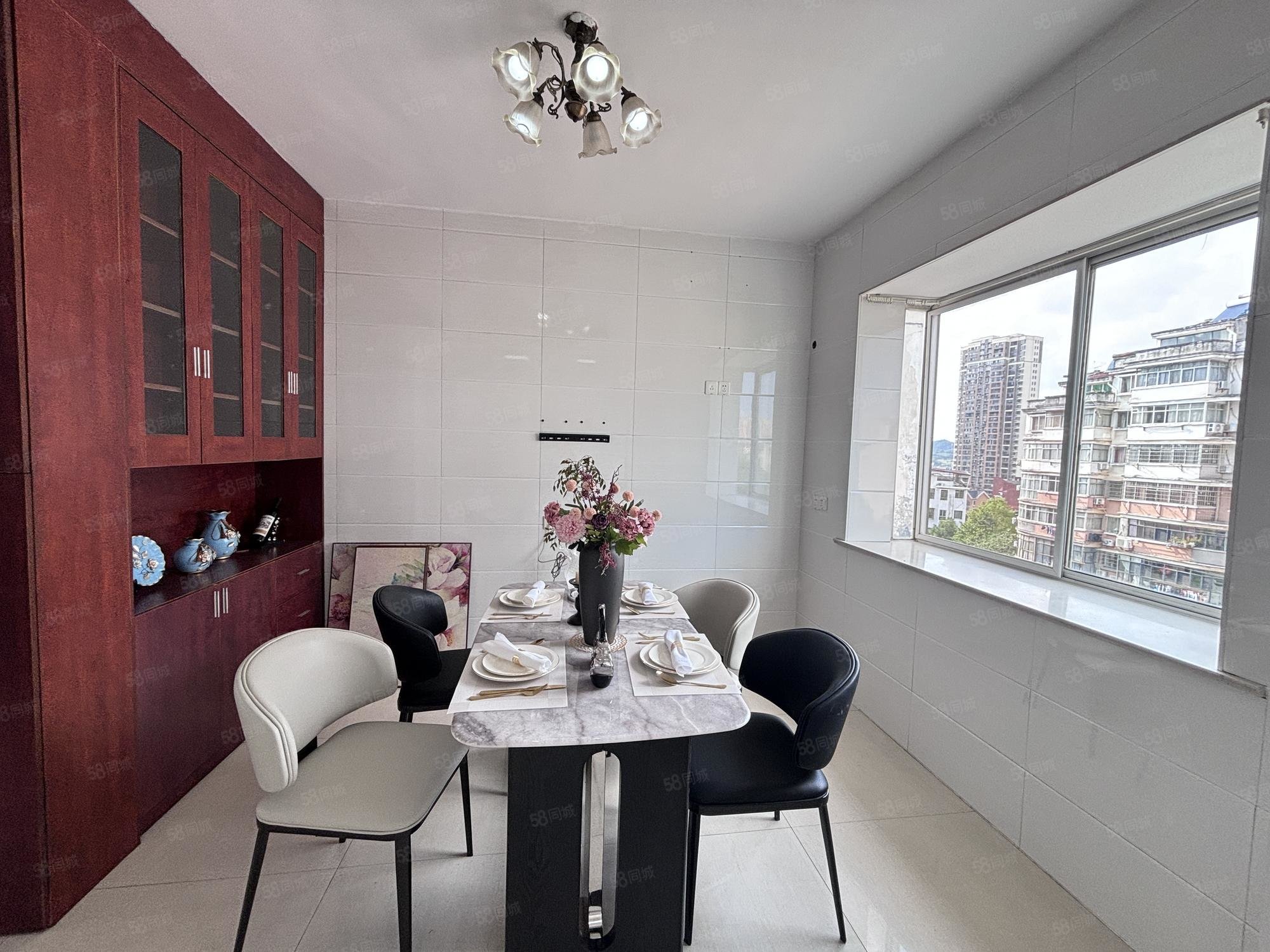 警苑6室2厅3卫169㎡东88万