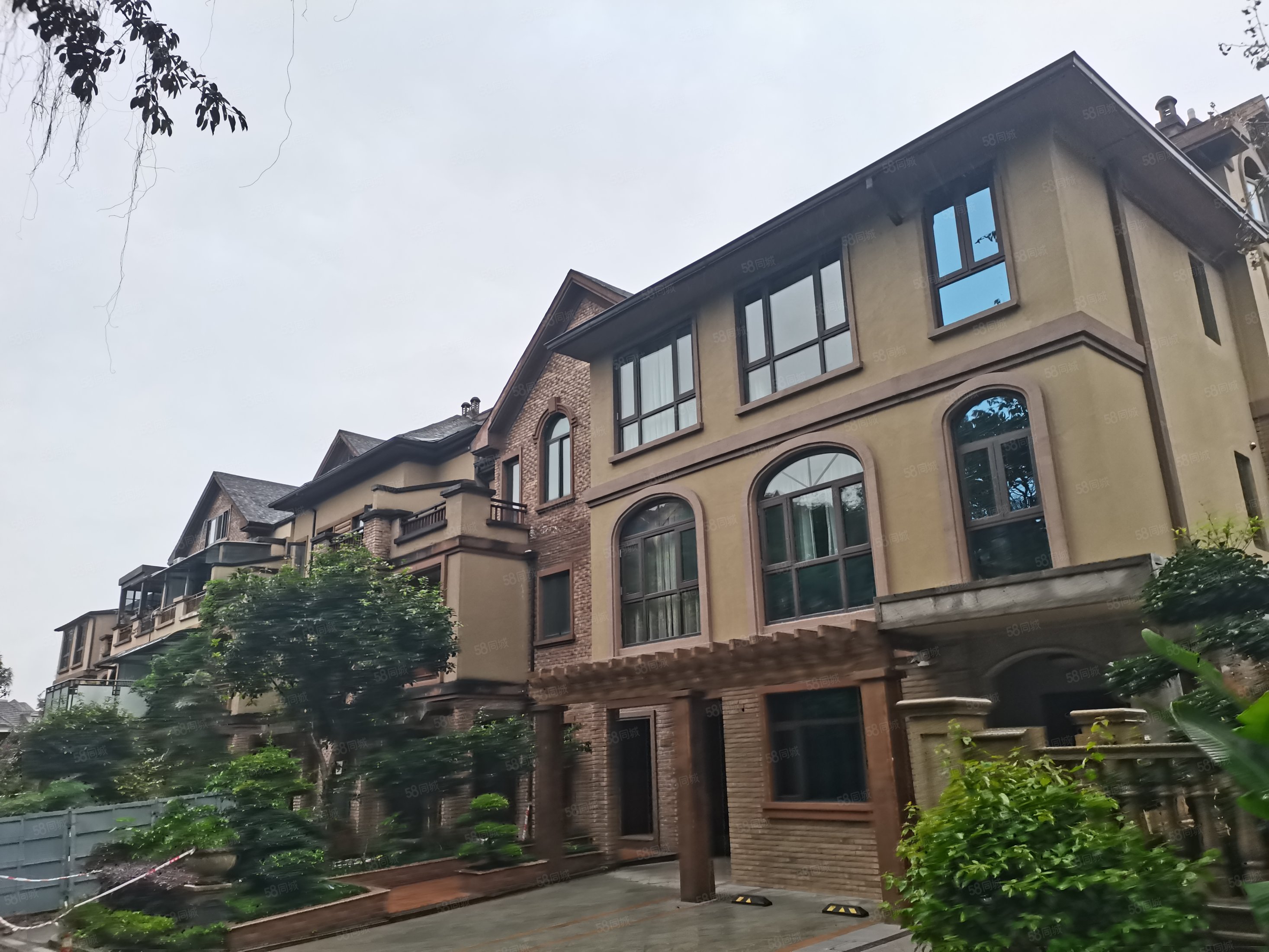 首钢美利山公园城市(别墅)4室3厅4卫262㎡南339万