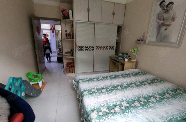 一楼带院精装修，两室隔三室，诚心出九中实验看房子方便有钥匙。