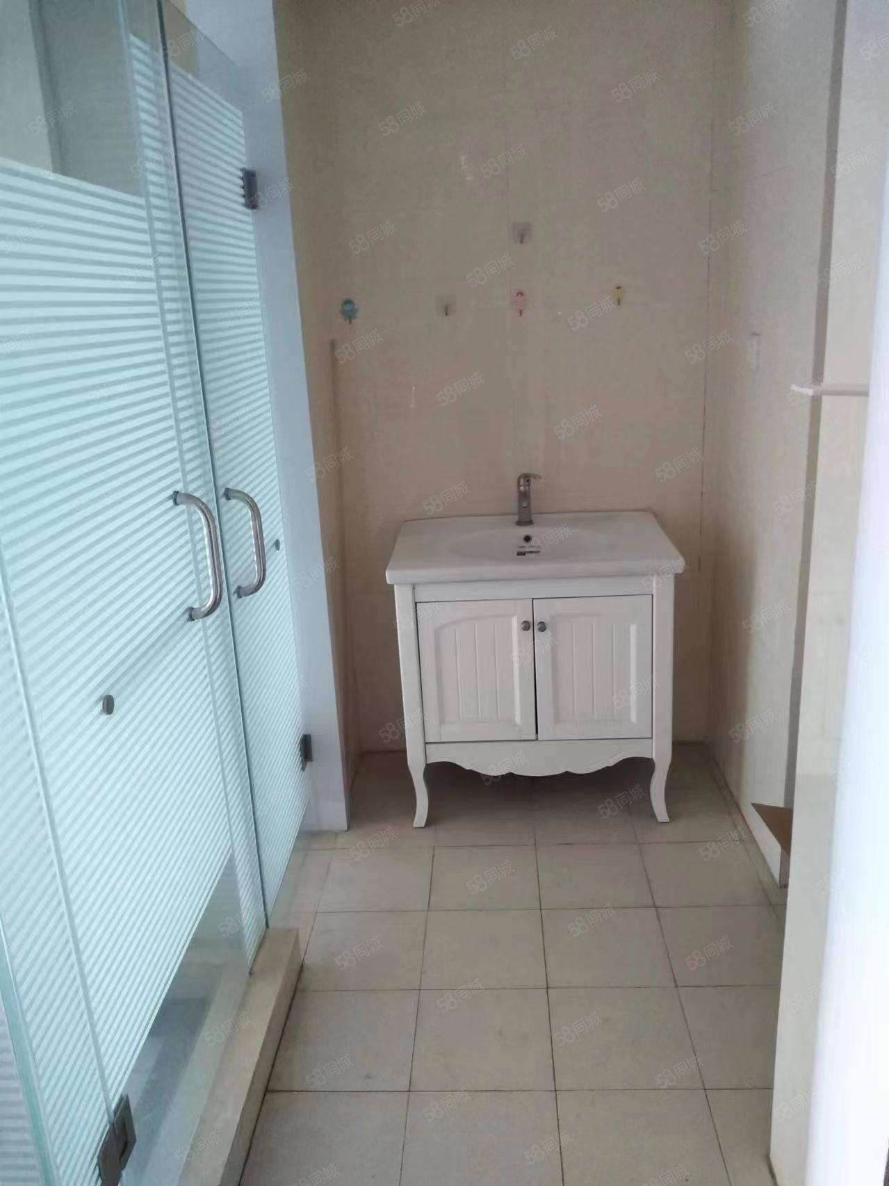 万达广场1室1厅1卫60㎡北50万