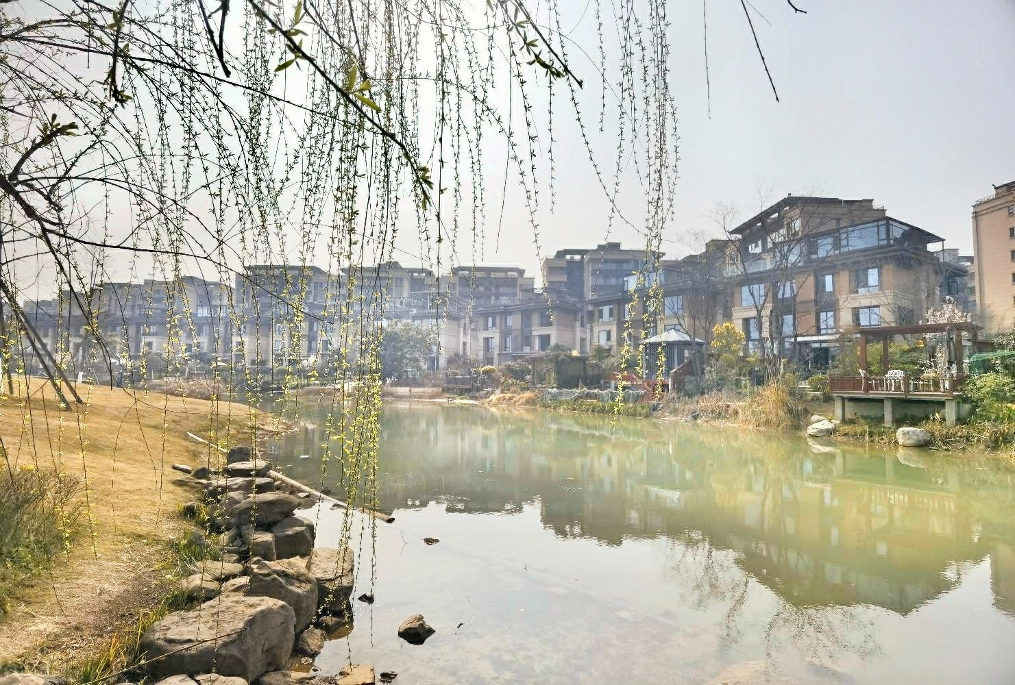 中洲中央公园蓝湖郡4室2厅2卫132㎡东北168万