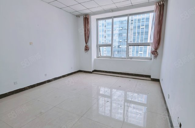 大窗户 一套 19万 当代国际广场 居住办公 有证46平