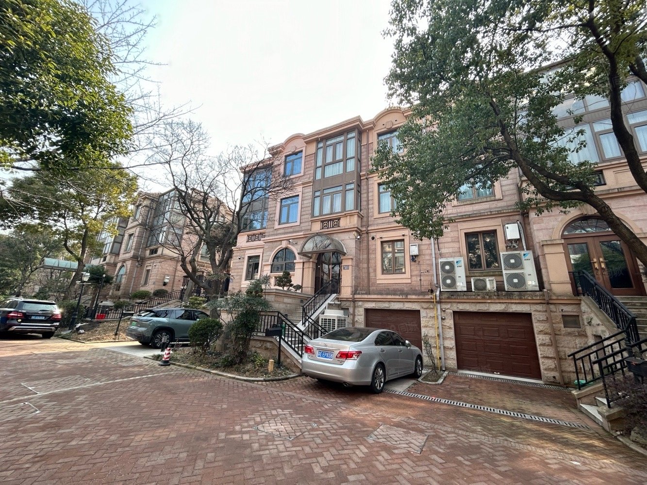 连体别墅 大花园 全新毛坯 南进门北院子,虞景山庄-苏州58同城