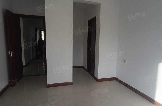 带车位新房未住143平元宝户型