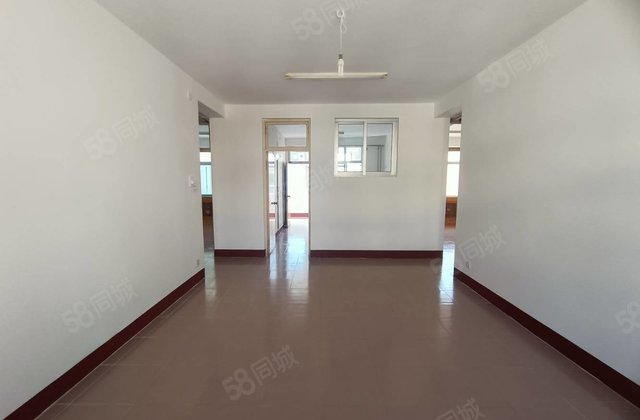 市中心 东昌与小区差一个路口 三室两厅中间楼层 停车方便