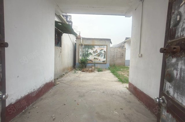 摩天轮南邻农家小院，三室两厅正房，两间配房，院子80平45万