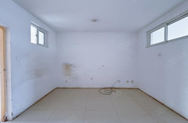 嘉明附近，正三室，九中实验，大型超看房子方便有钥匙诚心出售。