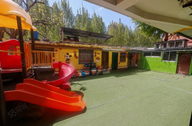 急售，，兴华东路，一楼带院，停车方便，五室，带四间配房，