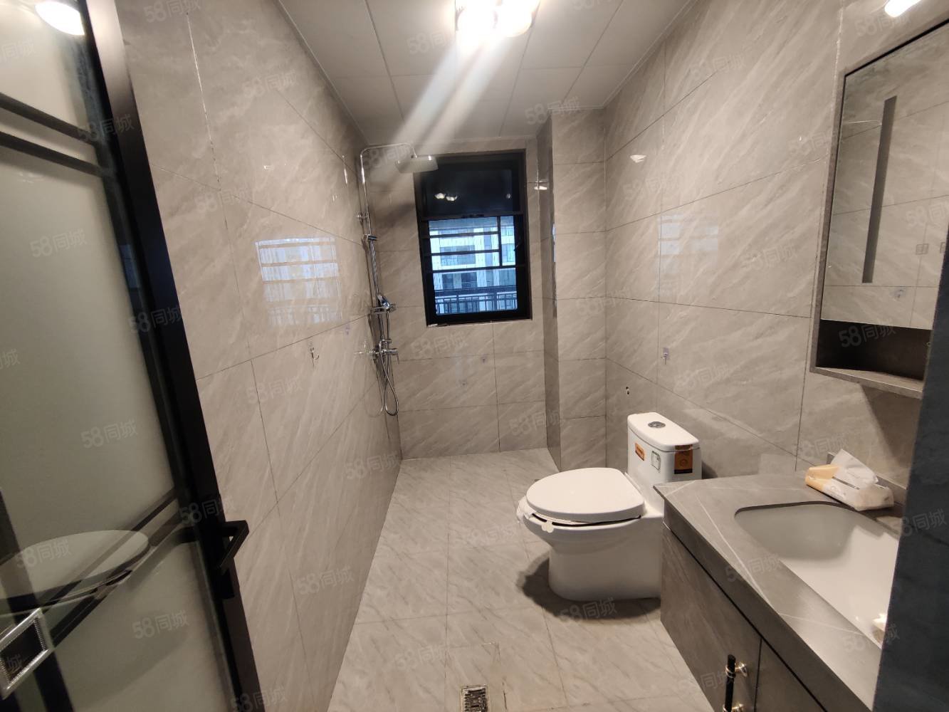 吾悦广场悦湖公馆3室2厅2卫118㎡南北84.8万