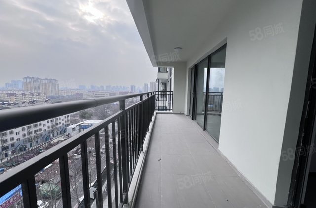 七中东临，云麓九里，精装未住，四室两厅两卫