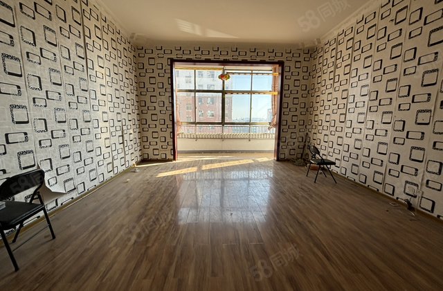 电梯阳光楼层，带车位储物间！户型新颖价格漂亮！和馨园贵华苑