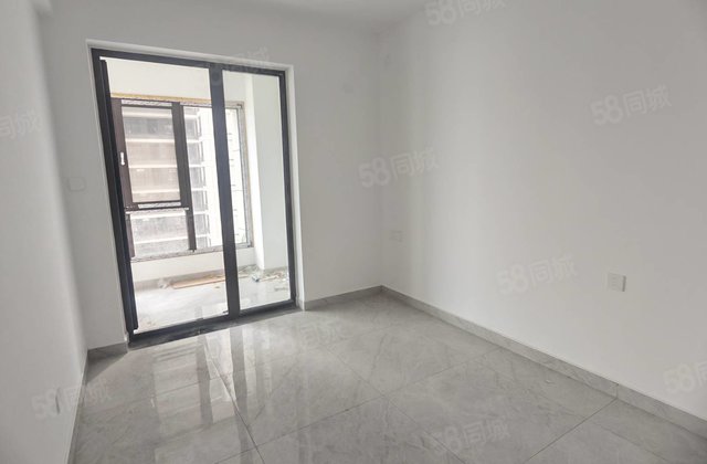 万达南邻，新房未住，送车位储藏室！江山印！采光无遮挡