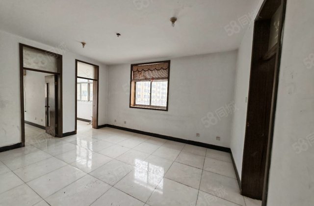 亚大怡景，两室，边户，多层二楼，随时看房