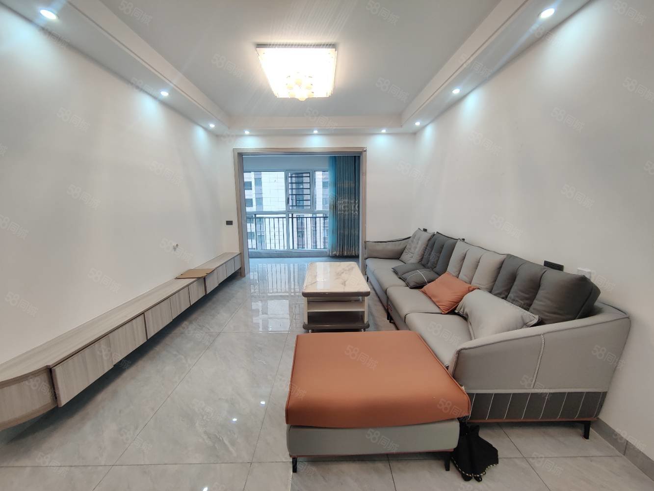 吾悦广场悦湖公馆3室2厅2卫118㎡南北84.8万