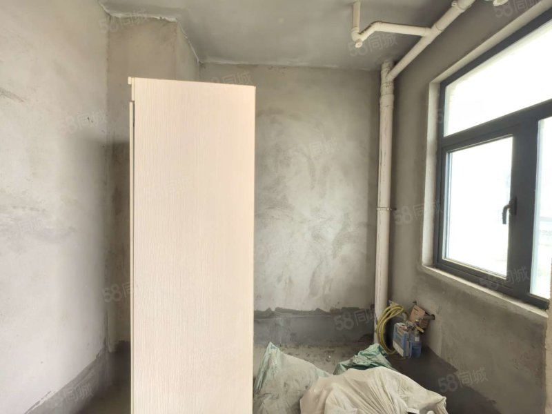 凤凰天仙城4室2厅2卫135㎡南北39万