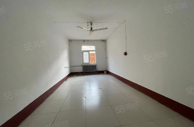 三中 市中心位置~一楼带院子 三室朝阳 周边配套齐全看房方便