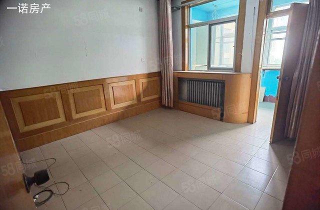 老文轩二实验双书区委对过三楼 三室停车方便有证可按揭随时过户