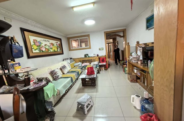 环城湖附近二楼东边户，看房子方便，诚心出售，正三室价格可谈。