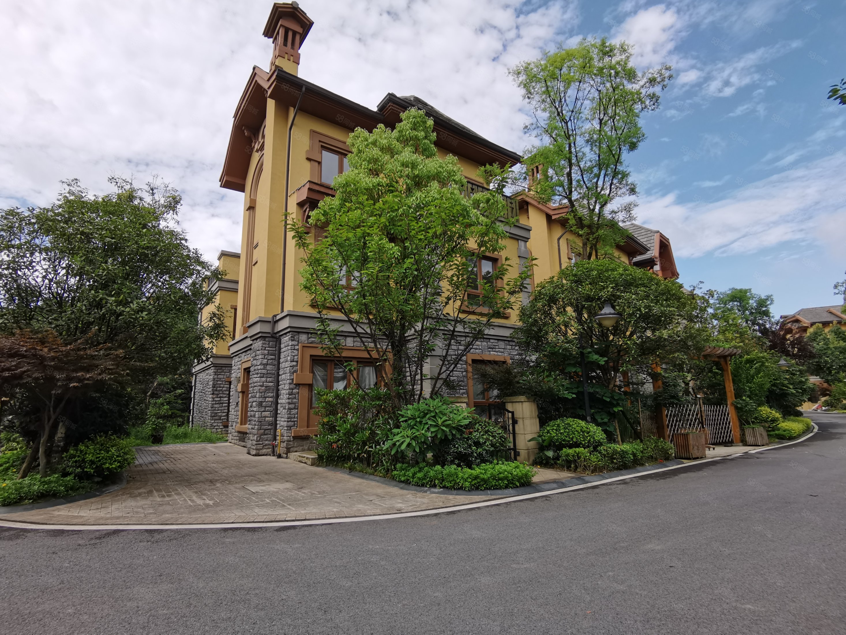 茵特拉根小镇 瑞士双拼 端头边户 160平花园 视野开阔靠山