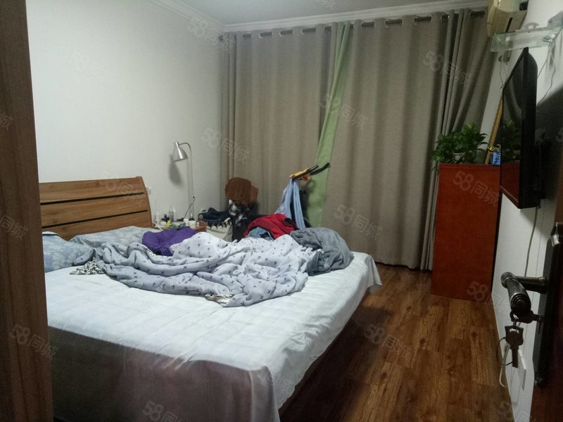 精装修,小三房,可以拎包入住,家电家具全送