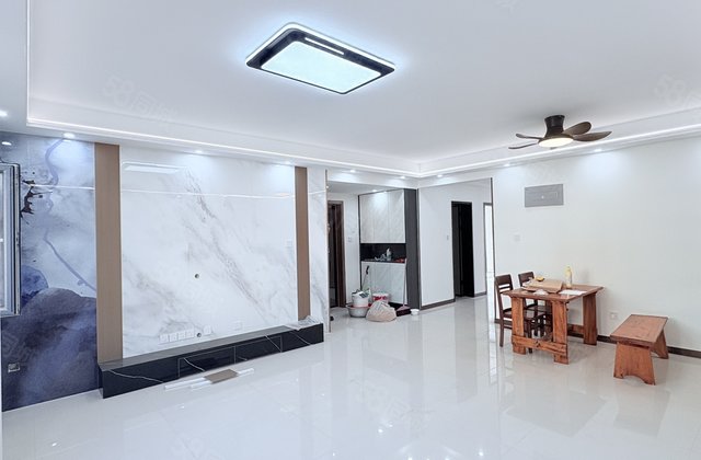 民生凤凰城4号院 三室两厅，产权清晰 有电梯 中间楼层